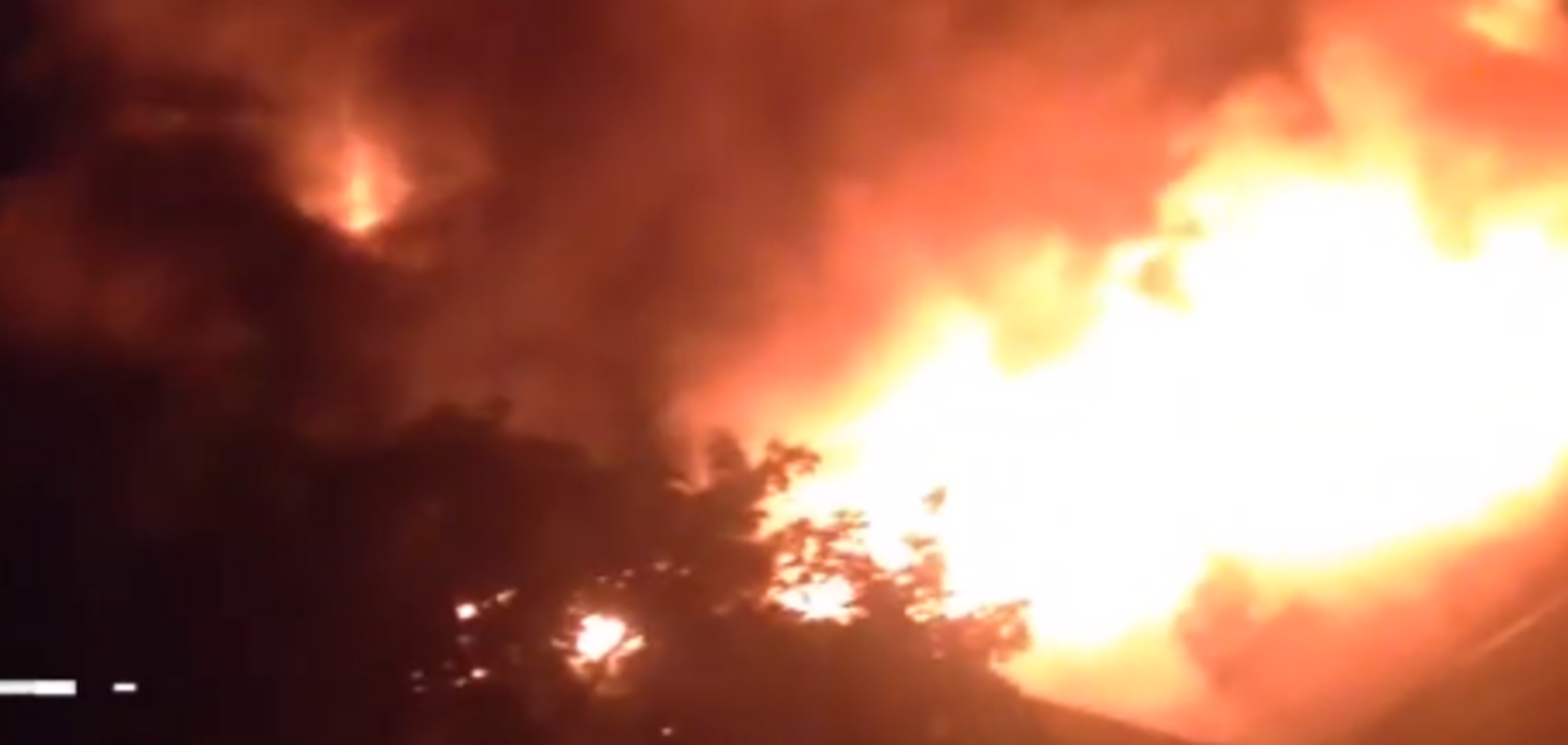 В Днепре ночью сгорел огромный магазин одежды: жуткие фото и видео