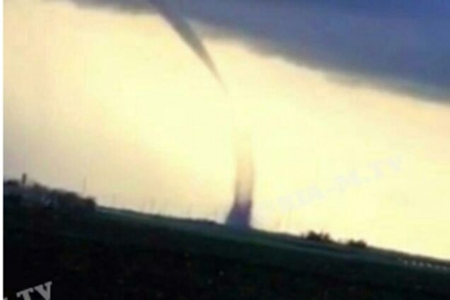 Под Мелитополем пронесся огромный смерч. Фото и видео