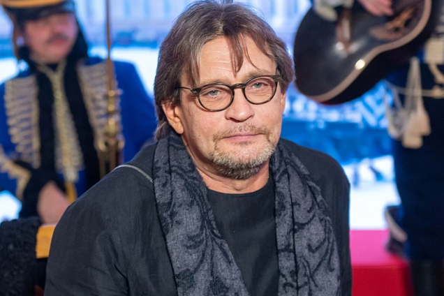 'Алкоголь не щадит': поклонники призвали спасти 56-летнего Домогарова