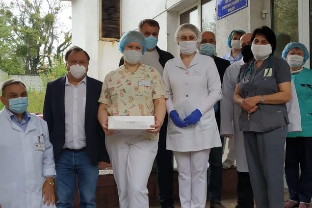 Медики Львовщины получили от команды Порошенко партию защитных костюмов и очков