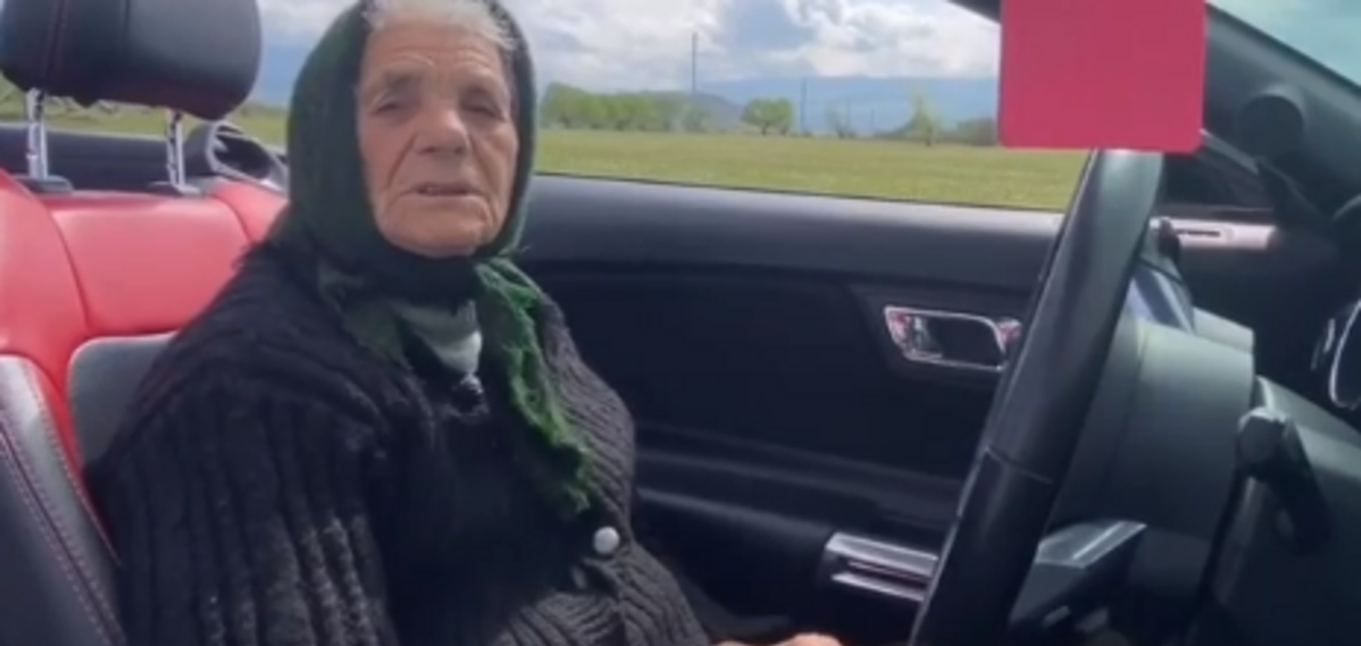 Видео с 90-летней украинкой за рулём спорткара стало хитом интернета