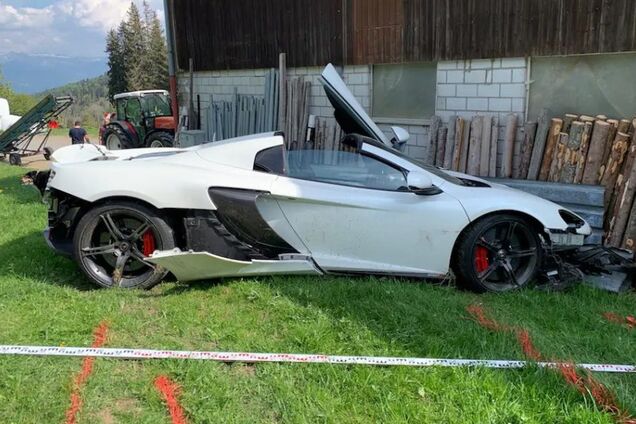 Суперкар за 250 000 євро розвалили об два паркани і стіну сараю