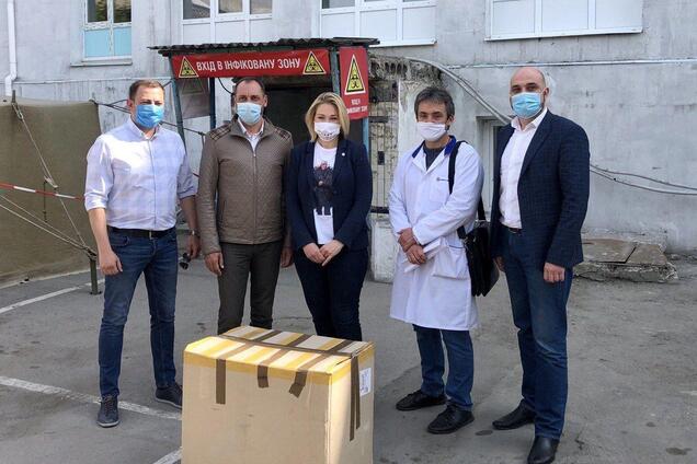 Фонд Порошенко передал в Запорожскую область 500 защитных костюмов для врачей