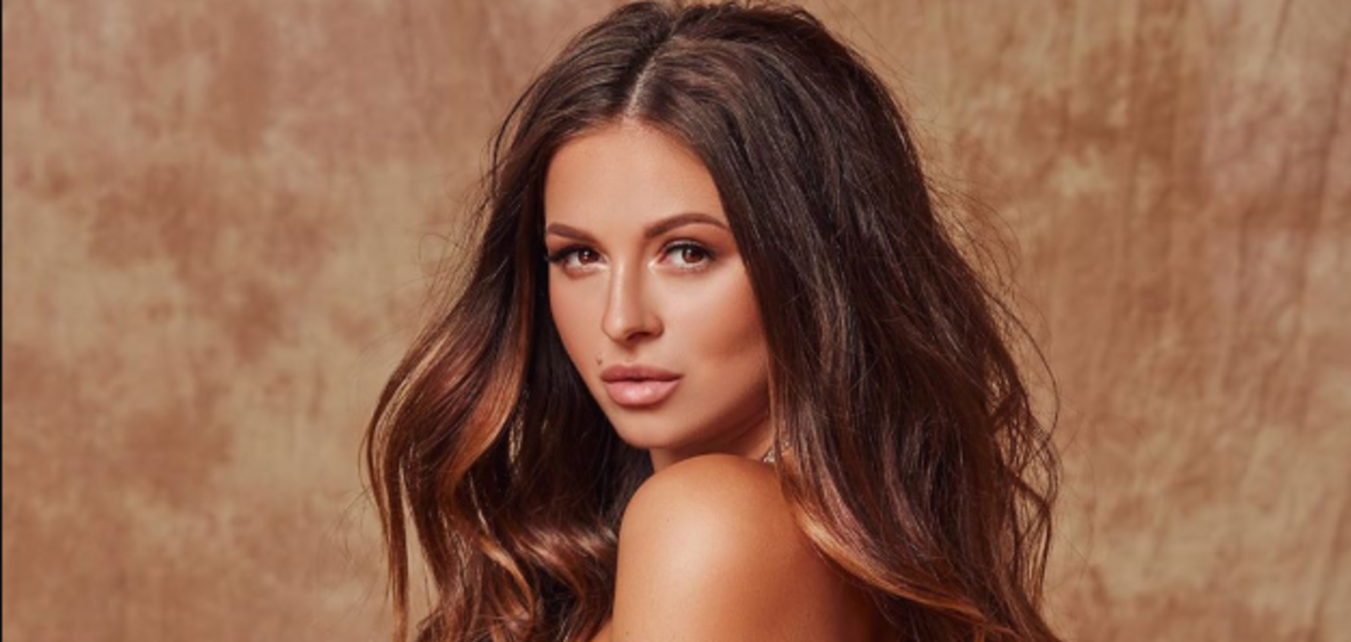 Певица Нюша завела сеть горячим видео в купальнике