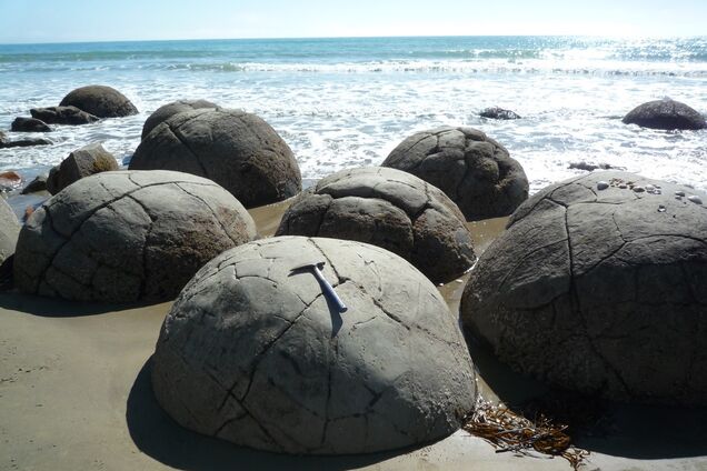 Загадка каменных шаров: откуда взялись огромные валуны, разбросанные по всей Земле