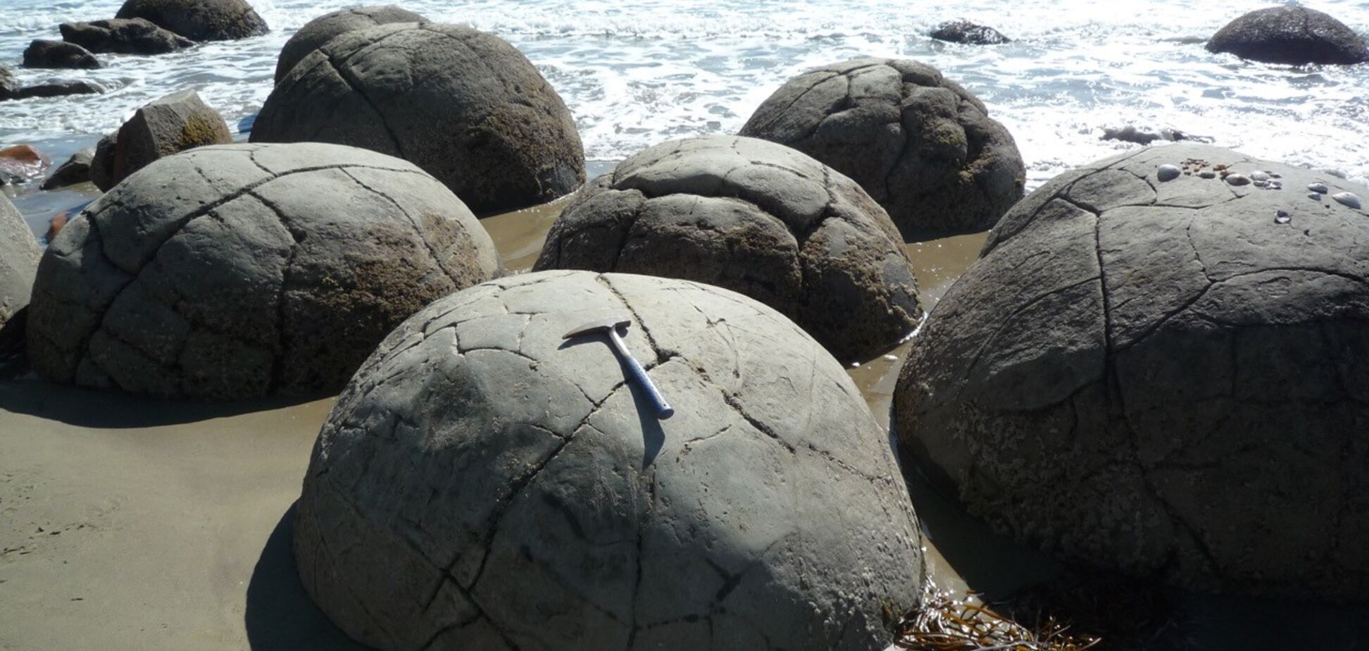 Загадка каменных шаров: откуда взялись огромные валуны, разбросанные по всей Земле