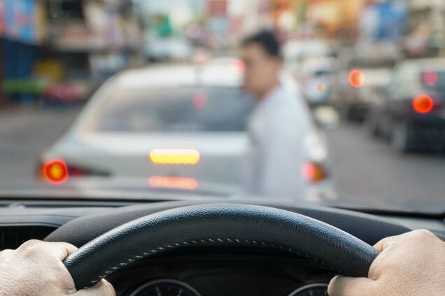 У Дніпрі пішохід потрапив під колеса авто. Фото і відео аварії