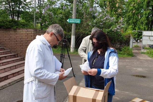 Фонд Порошенка підтримав лікарів Харківщини: передані сотні захисних костюмів