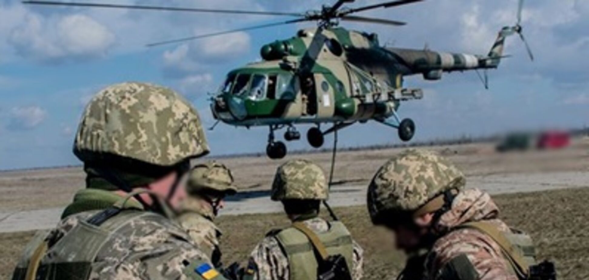 В Днепр вертолетом доставили еще одного тяжело раненого бойца