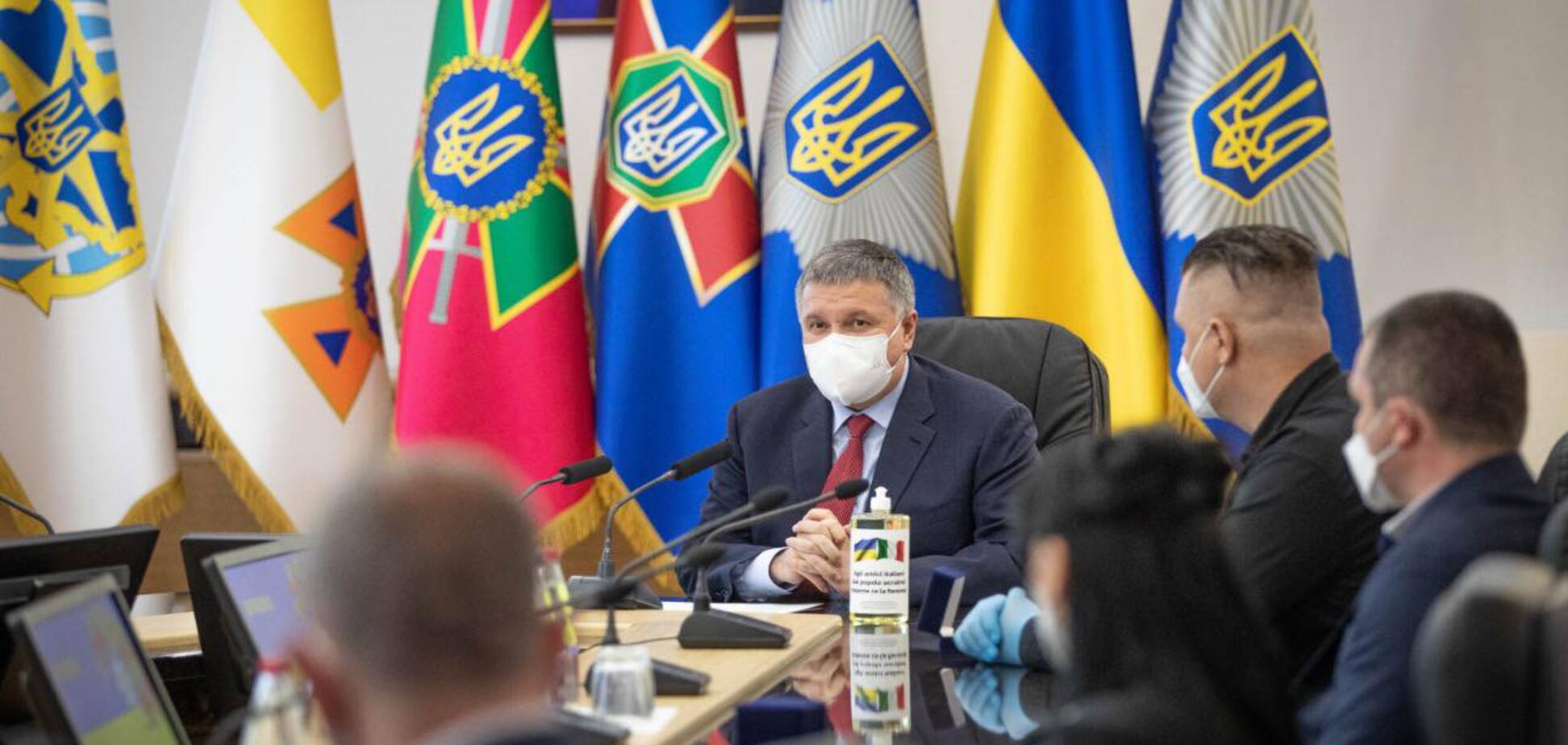 Аваков нагородив українських лікарів, які повернулися з Італії