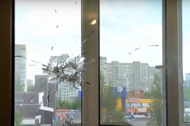 У Києві на Троєщині з автомата обстріляли ринок: кулі влучили в житлові будинки. Фото й відео