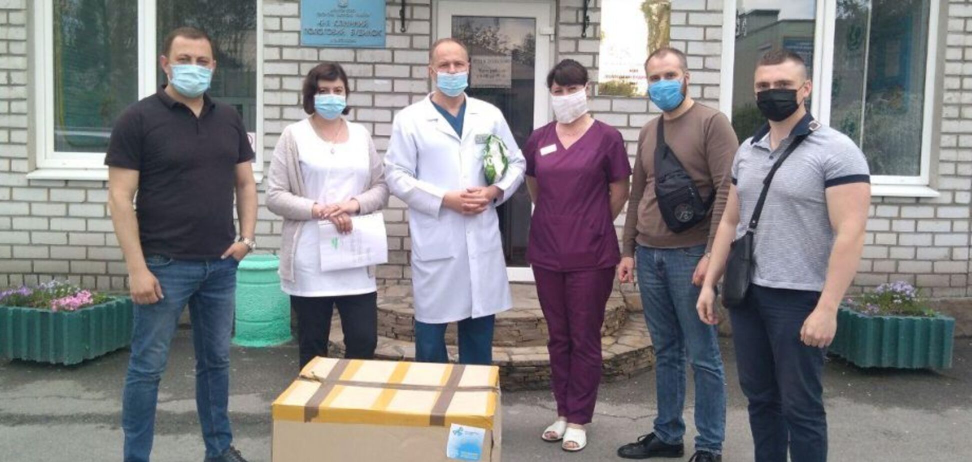 Медики Запорожской области получили вторую партию средств защиты от Фонда Порошенко