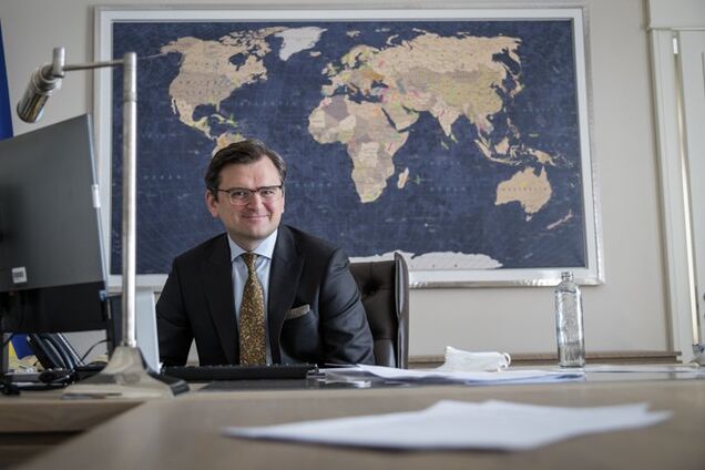 'Мина замедленного действия': Кулеба объяснил, кто получает российские паспорта на Донбассе