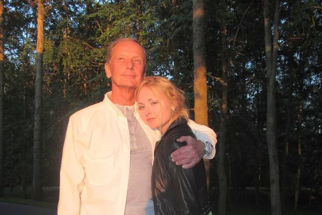 Дочь Задорнова прикрыла обнаженное тело гитарой: пикантное фото