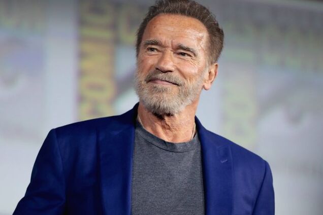 72-річний Шварценеггер викликав ажіотаж у мережі 'шпагатом' на кухонному столі