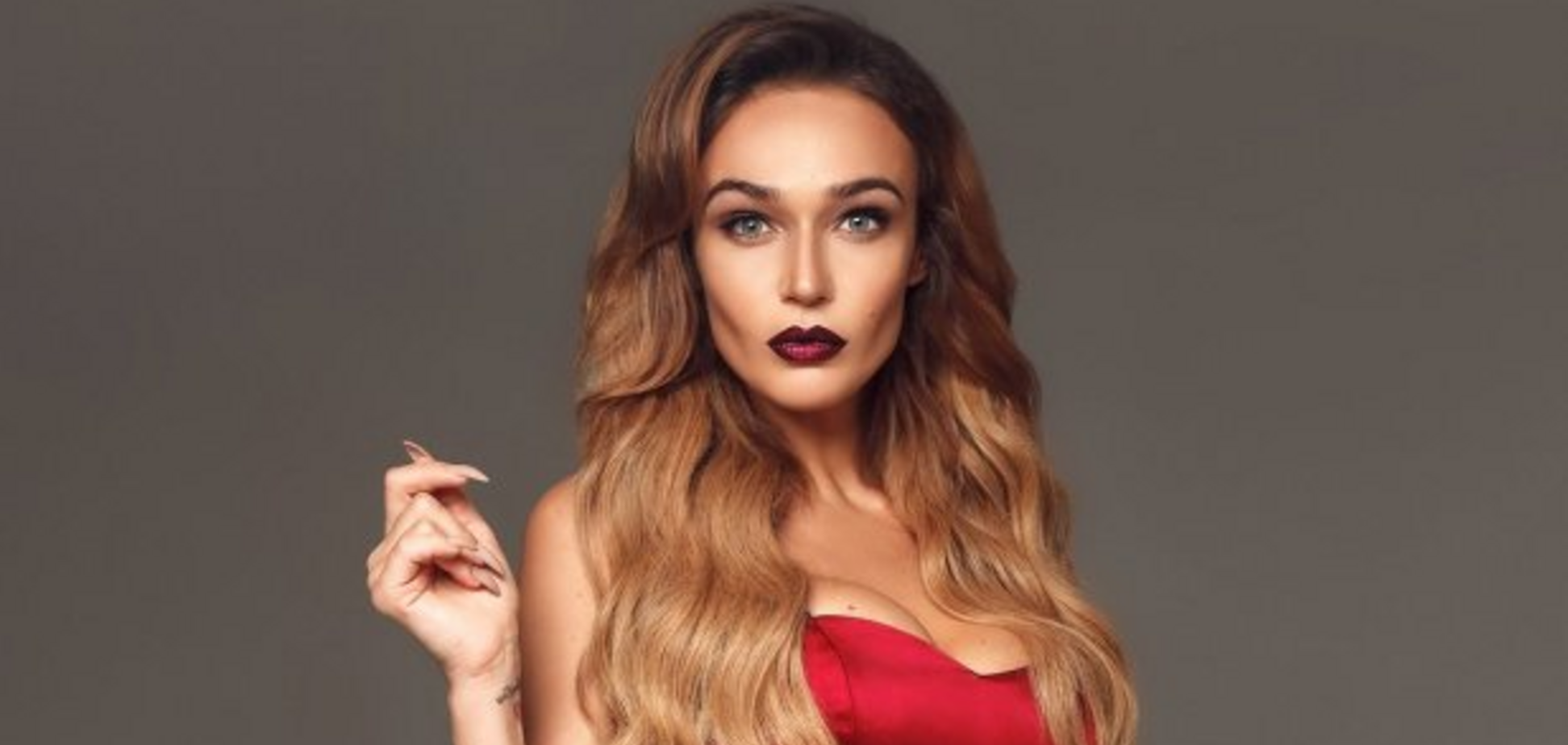 Водонаева завела сеть пикантными фото в костюме горничной