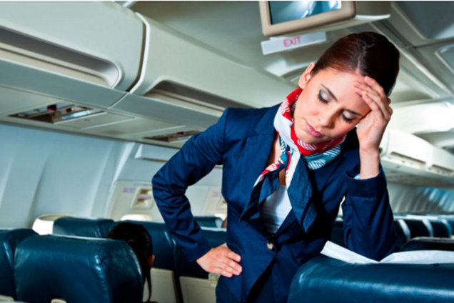 Стюардесса назвала самую раздражающую привычку пассажиров в полетах
