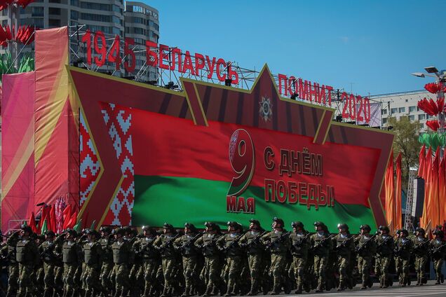 Лукашенко в разгар пандемии закатил грандиозный парад к 9 мая