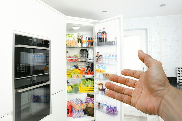 Что нужно хранить в дверце холодильника: названы три ''удобных'' продукта
