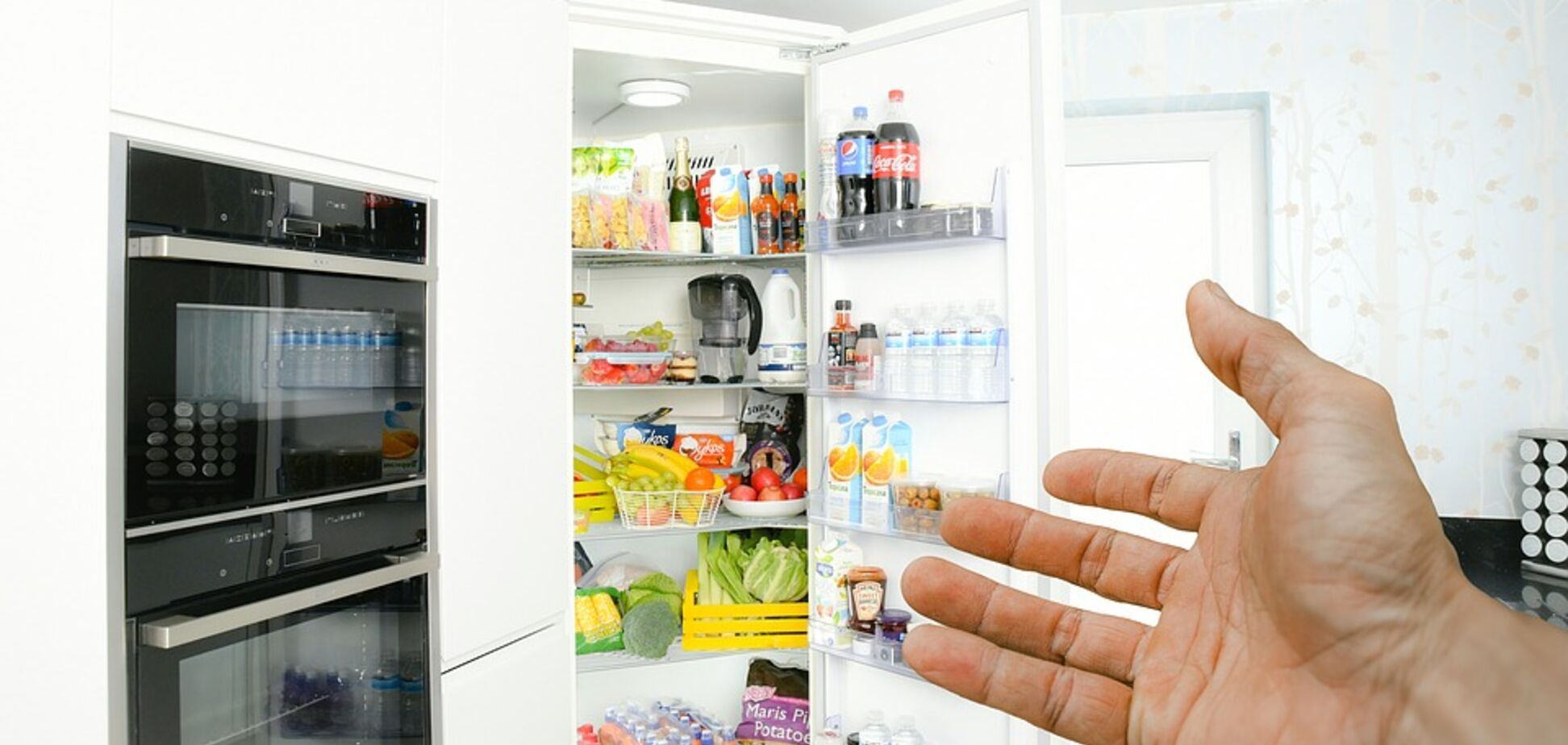 Що потрібно зберігати в дверцятах холодильника: названі три 'зручних' продукти