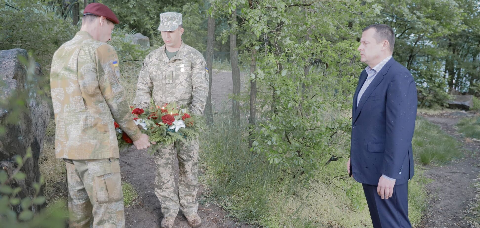 В память о павших в боях: Филатов пустил речными водами памятный венок