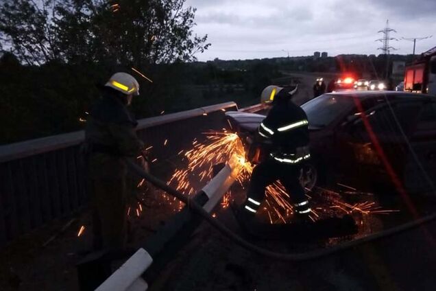 Под Днепром иномарка протаранила мост: отбойник "прошил" салон авто