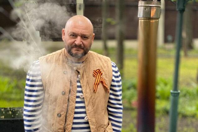 Добкин повесил на грудь георгиевскую ленту и поздравил деда с победой. Фото и видео