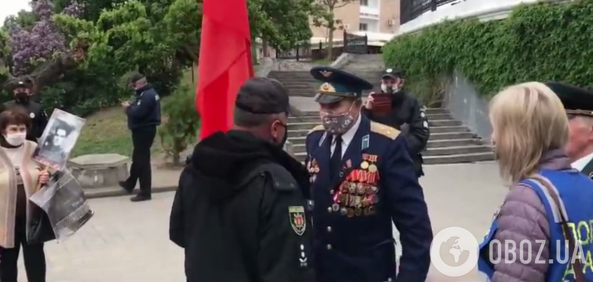 'Украины нет, есть колония!' На Запорожье пенсионер устроил скандал из-за 9 мая. Видео 18+