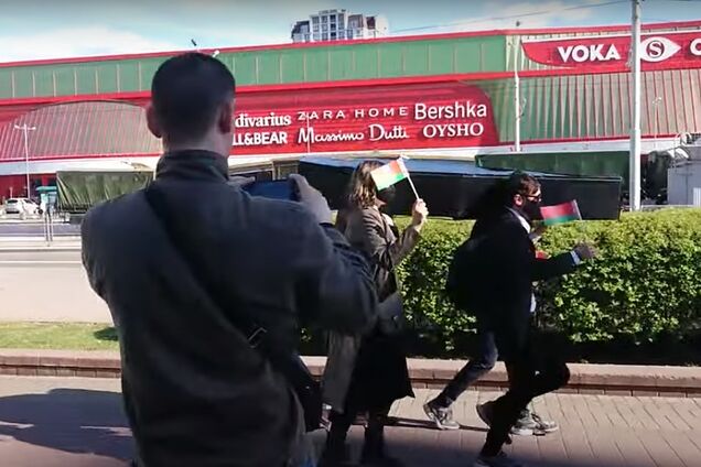 В Минске на репетиции парада станцевали с гробом. Фото и видео