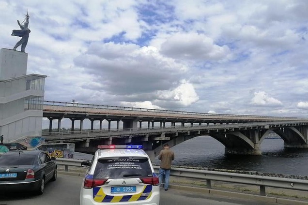 Полиция со стрельбой задержала 'минера' моста Метро в Киеве