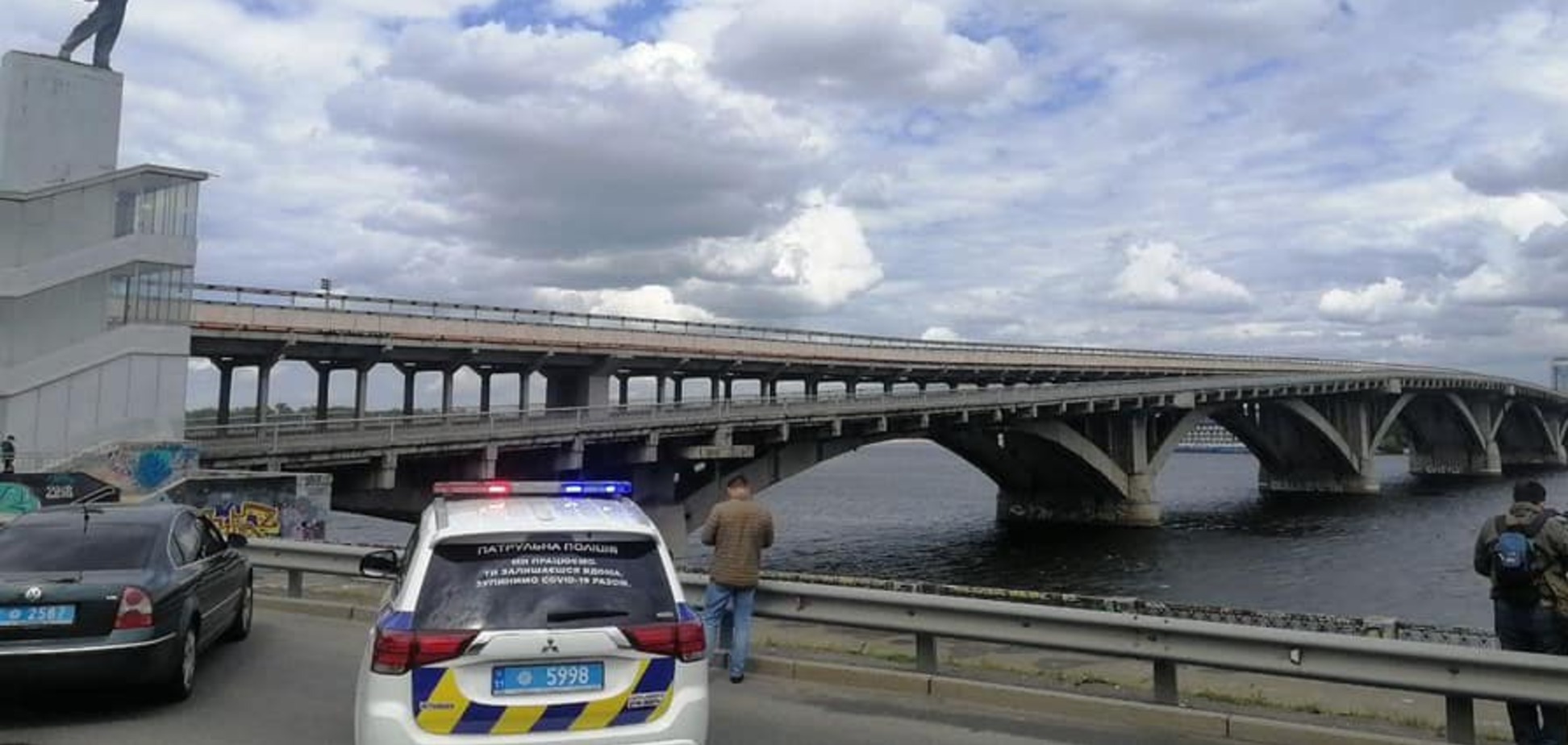 Поліція зі стріляниною затримала 'мінера' моста Метро в Києві