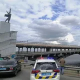 Полиция со стрельбой задержала "минера" моста Метро в Киеве