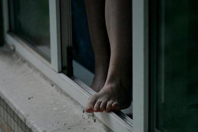 У Кривому Розі дівчина вистрибнула з вікна пологового будинку. Фото 18+