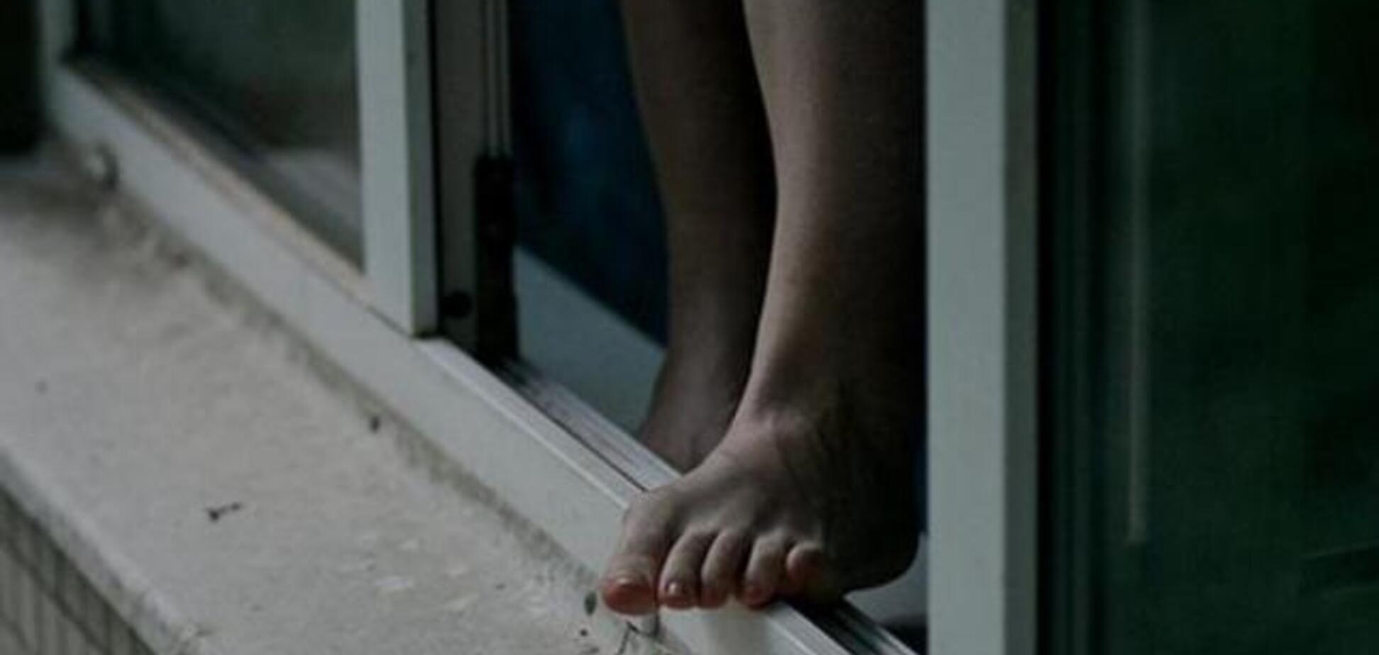 На Черкасщине женщина выпрыгнула из окна на глазах у своего ребенка и умерла