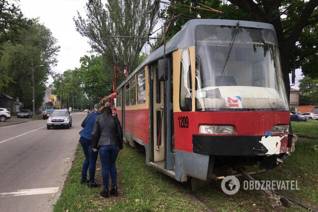 У Дніпрі трамвай протаранив автомобіль. Фото з місця аварії