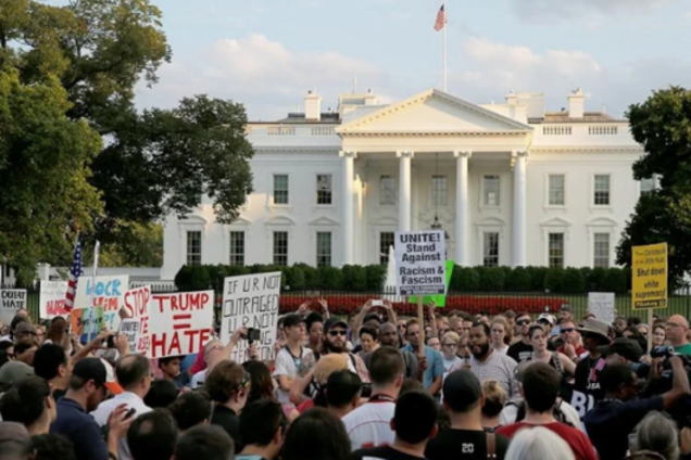 Протести в США: Трампа сховали в бункер у Вашингтоні і ввели комендантську годину