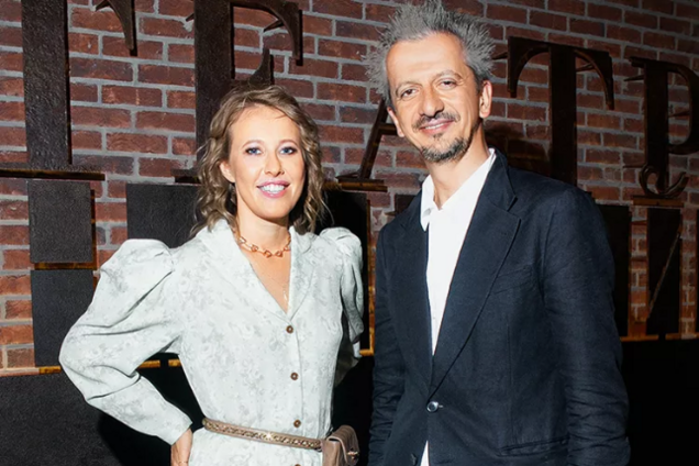 Богомолов показал обнаженную грудь Собчак: пикантное фото