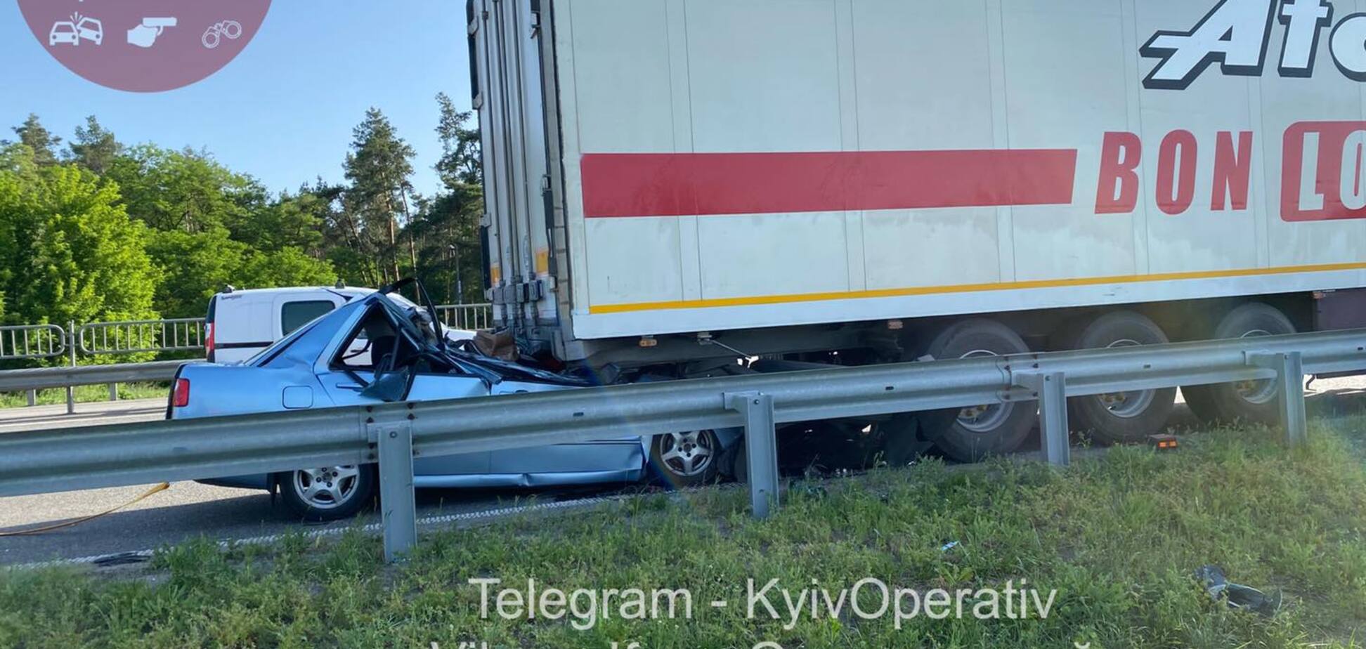 Під Києвом авто знесло дах вантажівкою