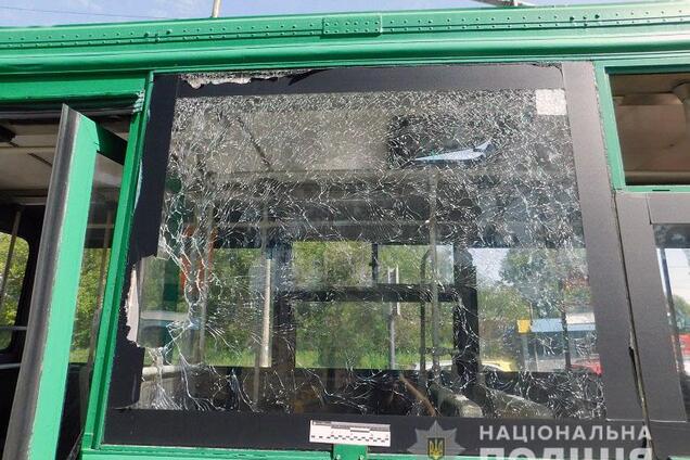У Києві ображений чоловік розбив вікно тролейбуса і голову жінки