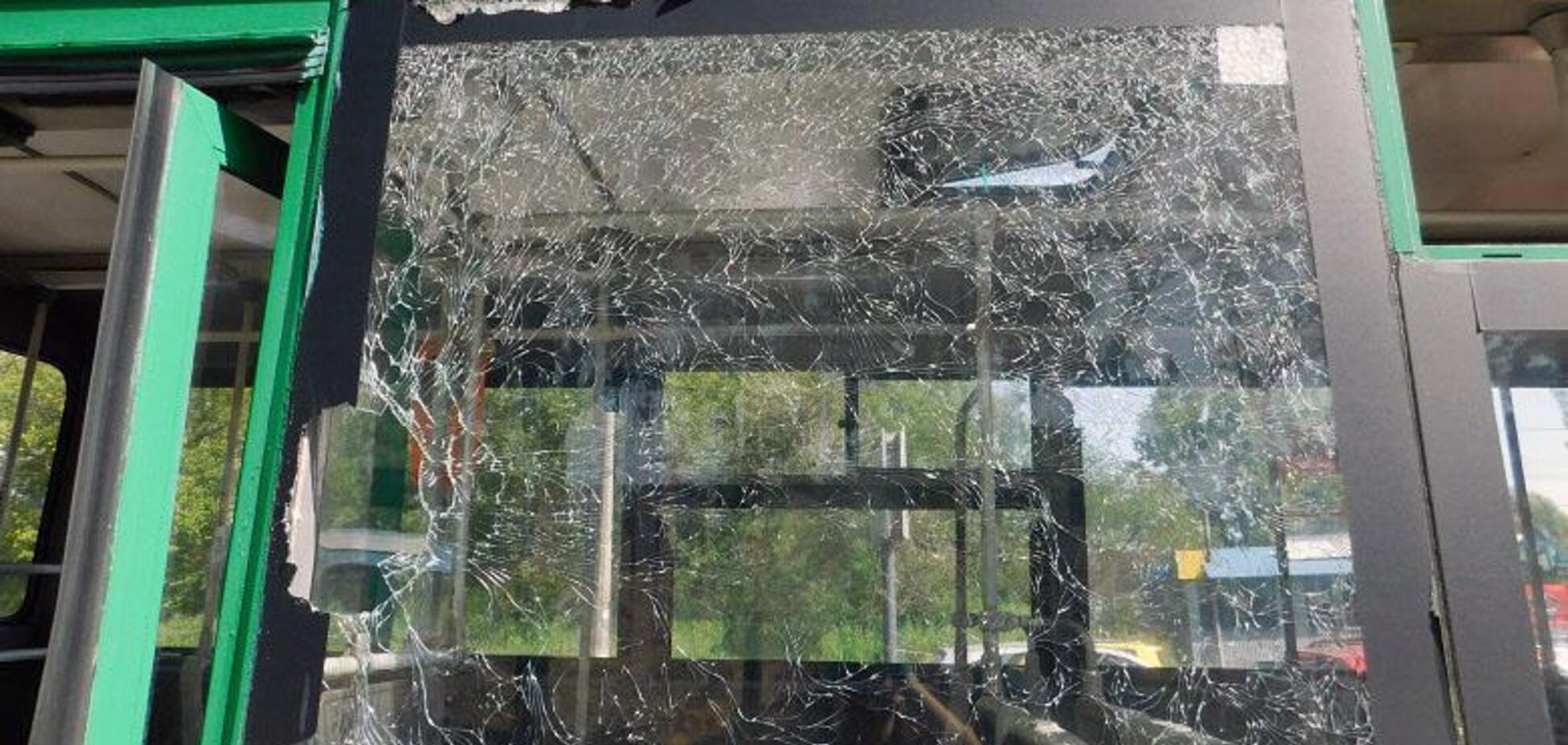 У Києві ображений чоловік розбив вікно тролейбусу і голову жінки