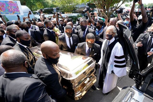 У США поховали Джорджа Флойда в золотій труні й білому катафалку