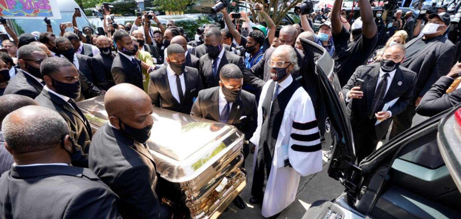 В США похоронили Джорджа Флойда в золотом гробу и белом катафалке