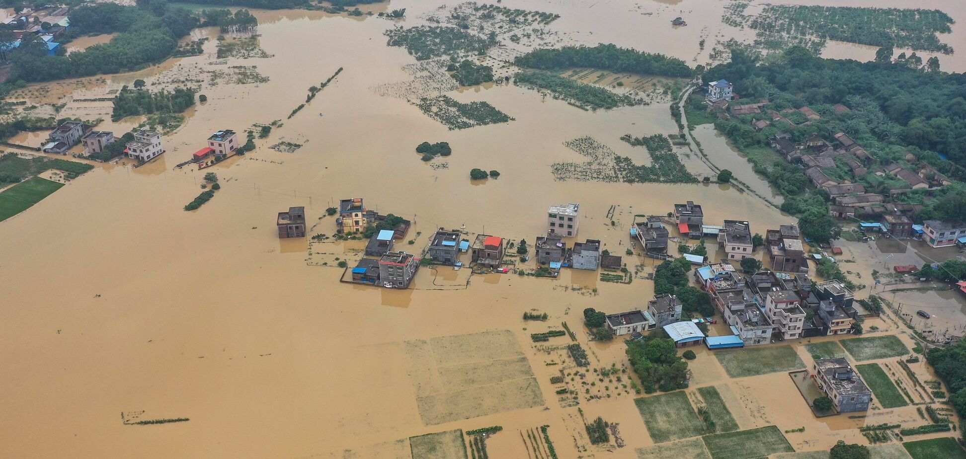 Из-за сильнейшего наводнения в Китае пострадали более 2,6 млн человек. Фото и видео стихии