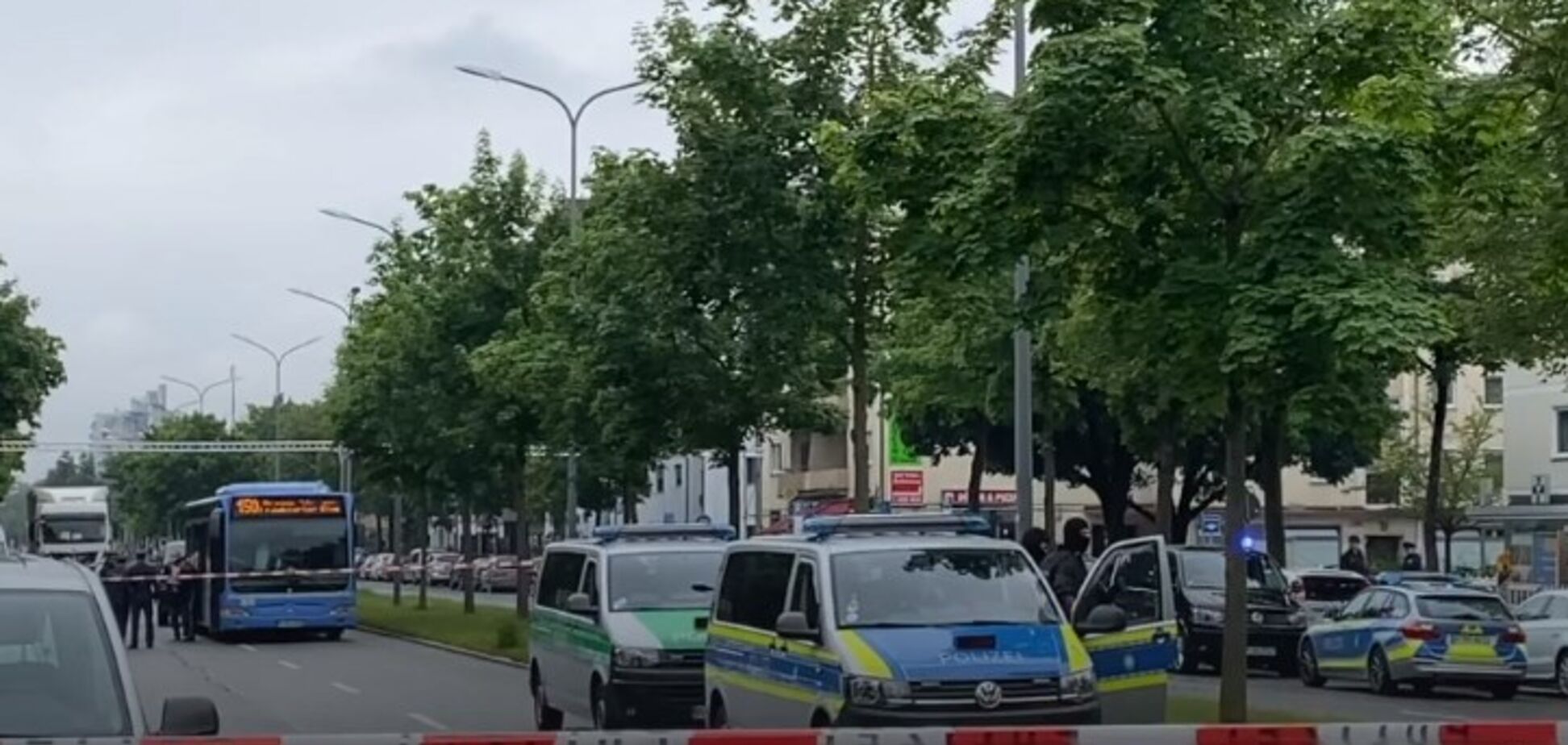 В Мюнхене 'Рокеры ада' влетели в толпу на авто, есть раненые. Фото и видео
