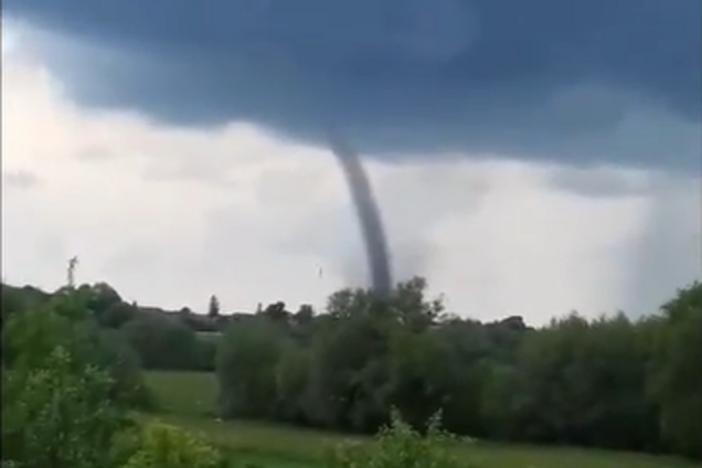 Под Тернополем пронесся мощный торнадо: впечатляющие видео