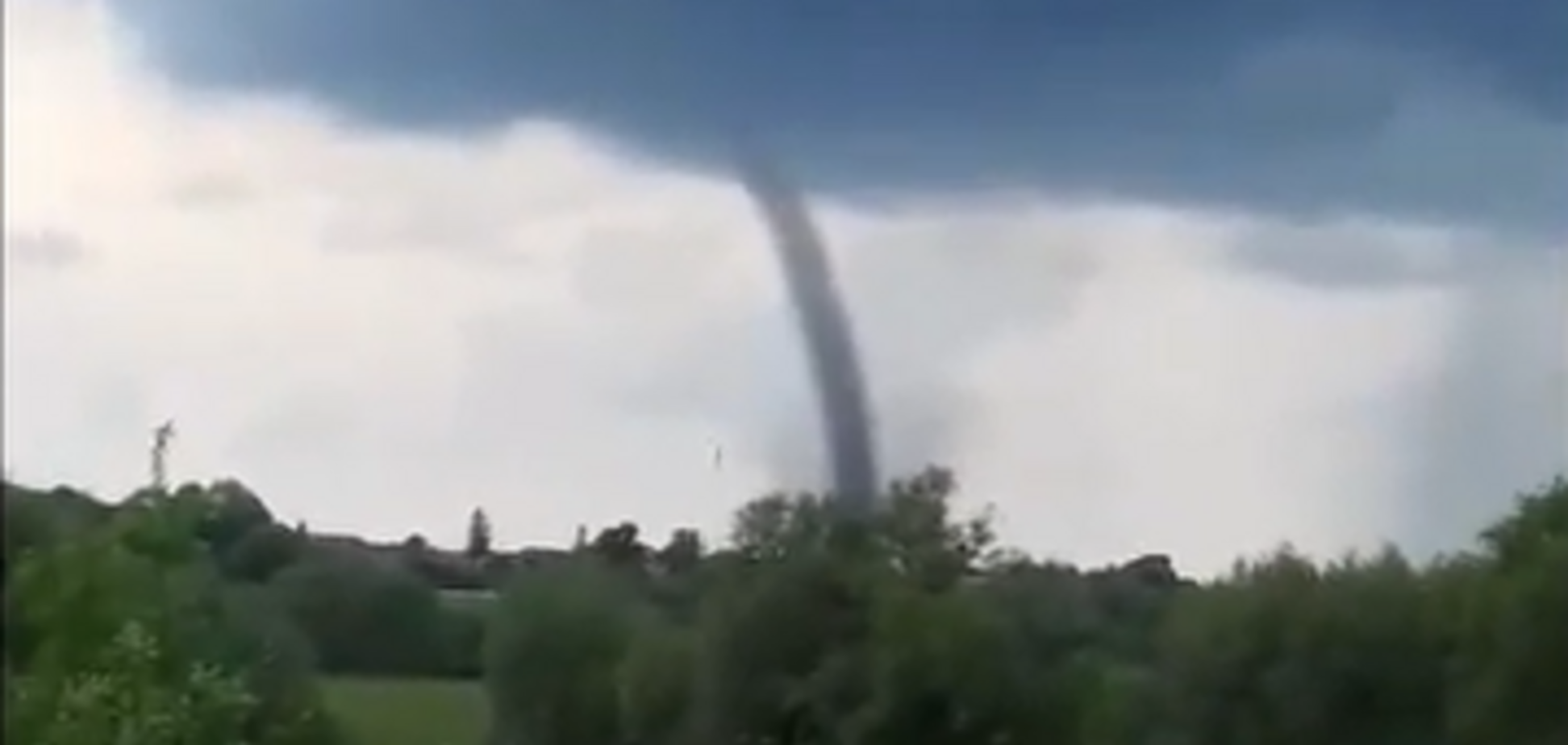 Под Тернополем пронесся мощный торнадо: впечатляющие видео
