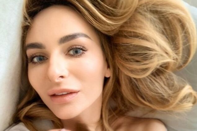 Варнава у прозорому купальнику засвітила великі груди. Фото