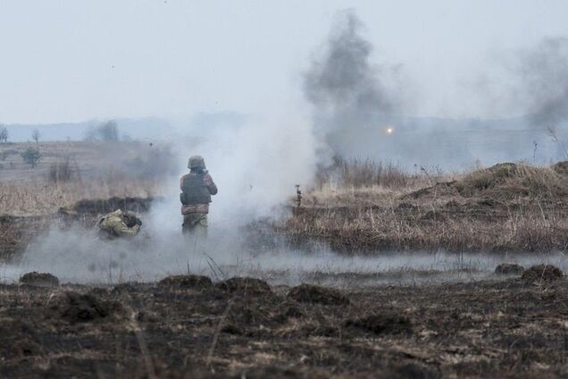 Войска России сбросили гранату на позицию ВСУ на Донбассе: есть раненый