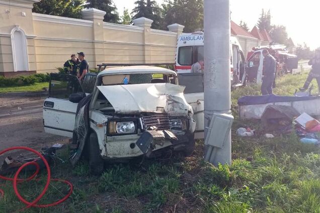 Під Дніпром авто на швидкості влетіло в стовп: постраждала сім'я з маленькими дітьми. Фото