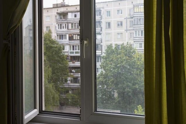 На Київщині за добу двоє дітей випали з вікон багатоповерхівок: один малюк загинув